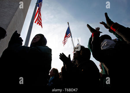 L'inauguration du 44e président des États-Unis. Tracy Mulligan, Lakishia Magitte et Sivonnia Hunt réagir comme Barack Obama lit le serment présidentiel. Banque D'Images