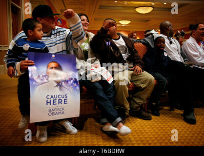 Les employés de l'hôtel Caesar Casino et assister à leur caucus, à l'hôtel. Quincy Smith (7), à côté de son père, Mark, est à la recherche sur la famille Sanchez (à l'affiche) car ils sont tous soutenir Obama au caucus. Banque D'Images