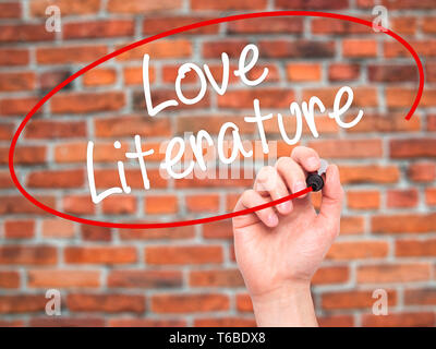 La main de l'homme littérature amour écriture avec marqueur noir sur l'écran visuel. Banque D'Images
