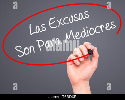 La main de l'homme Las Excusas Para fils mediocres (excuses sont pour les personnes moyennes en espagnol) avec le marqueur de l'écran visuel Banque D'Images