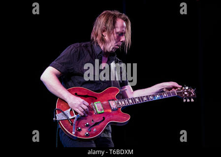 Le guitariste Norvégien Stian Westerhus expérimental en live sur la scène du théâtre "Piccolo" Regio de Turin pour le "Torino Jazz Festival" Banque D'Images