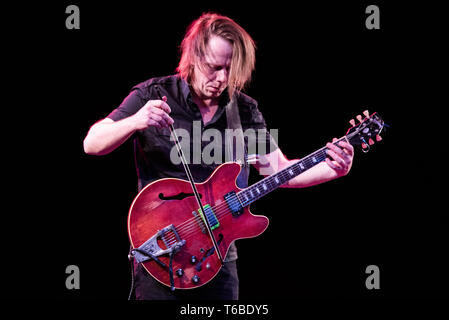 Le guitariste Norvégien Stian Westerhus expérimental en live sur la scène du théâtre "Piccolo" Regio de Turin pour le "Torino Jazz Festival" Banque D'Images