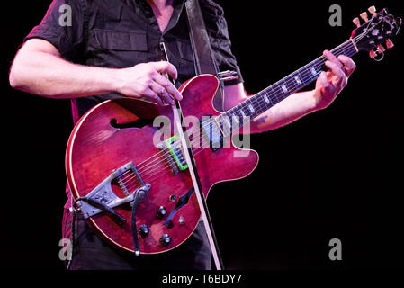 Le guitariste Norvégien Stian Westerhus expérimental en live sur la scène du théâtre "Piccolo" Regio de Turin pour le "Torino Jazz Festival" Banque D'Images