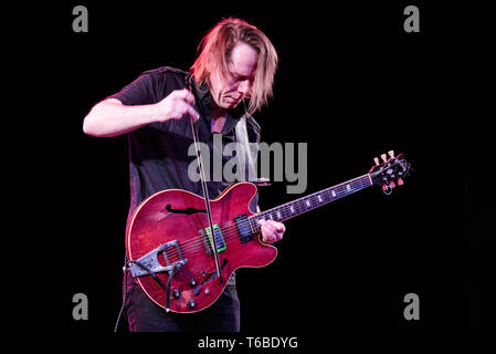 Le guitariste Norvégien Stian Westerhus expérimental en live sur la scène du théâtre "Piccolo" Regio de Turin pour le "Torino Jazz Festival" Banque D'Images