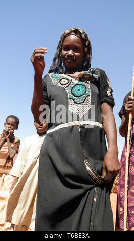 Portrait de Toubou, ou Tubu femme - 10 novembre 2018 Demi village à Fada, l'Ennedi, Tchad Banque D'Images