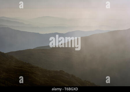 Couches Smoky Mountain voir l'océan Atlantique à l'avant-plan. Au nord du Portugal. Banque D'Images