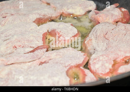 Cuire la viande dans une casserole sur une plaque induction Banque D'Images