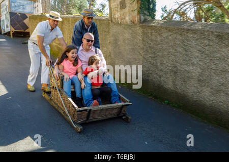 Les touristes de prendre un toboggan ride à Monte, Funchal, Madère Banque D'Images