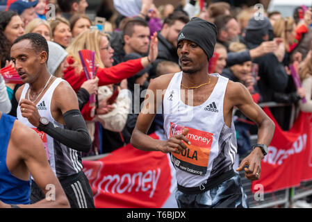 Tamirat Tola racing à la Vierge de l'argent 2019 Marathon de Londres, UK Banque D'Images