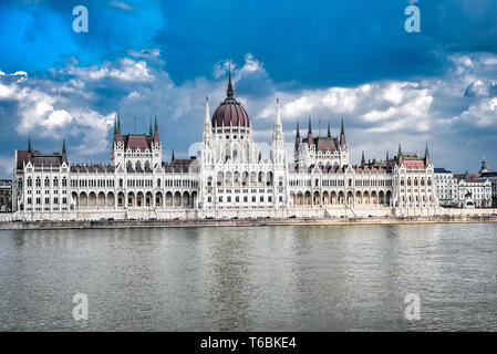 Le Parlement hongrois s'appuyant sur les rives du Danube à Budapest Banque D'Images