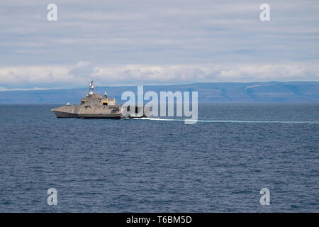 190420-N-IA905-1013 de l'OCÉAN PACIFIQUE (avr. 20, 2019) l'indépendance la variante de combat littoral USS Indépendance LCS (2) transits du Pacifique est alors qu'il effectuait un exercice de routine. (U.S. Photo par marine Spécialiste de la communication de masse 2e classe Morgan K. Nall/libérés) Banque D'Images