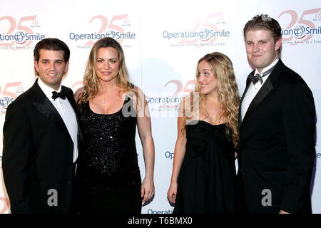 New York, USA. 11 mai, 2007. Donald Trump Jr., Vanessa Trump, Cheryl Nieman, Eric Petit au 25e anniversaire de l'Operation Smile Smile Collection Couture à l'événement 7 World Trade Center le 11 mai 2007 à New York, New York. crédit : Steve Mack/S.D. Mack Photos/Alamy Banque D'Images