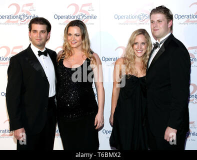 New York, USA. 11 mai, 2007. Donald Trump Jr., Vanessa Trump, Cheryl Nieman, Eric Petit au 25e anniversaire de l'Operation Smile Smile Collection Couture à l'événement 7 World Trade Center le 11 mai 2007 à New York, New York. crédit : Steve Mack/S.D. Mack Photos/Alamy Banque D'Images