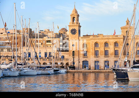 Les yachts amarrés dans le port en face du Musée maritime de Malte. Malte. Banque D'Images