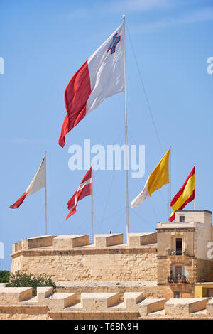 Les drapeaux rabat sur les murs de la forteresse pour une maison de vacances. Malte Banque D'Images