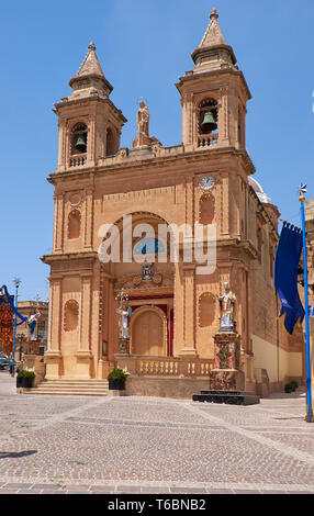 Le point de vue de l'église paroissiale dans le village de pêcheurs de Marsaxlokk, Malte Banque D'Images