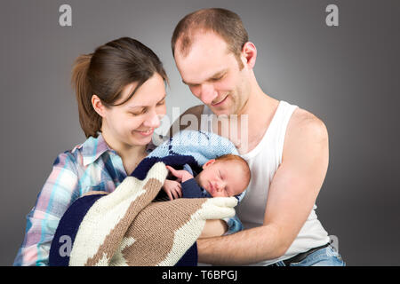 Portrait d'un jeune couple avec un petit garçon de trois mois Banque D'Images