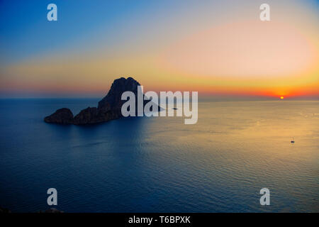 Coucher du soleil à es Vedrá. Sant Josep de sa Talaia. Ibiza. Îles Baléares. L'Espagne. Banque D'Images