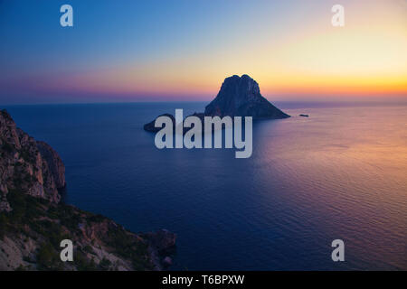 Coucher du soleil à es Vedrá. Sant Josep de sa Talaia. Ibiza. Îles Baléares. L'Espagne. Banque D'Images