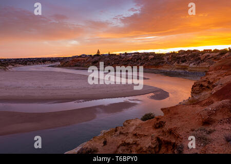 Un beau lever de Southport port noarlunga Australie du sud donnant sur l'escalier en bois et les falaises de l'océan le 30 avril 2019 Banque D'Images