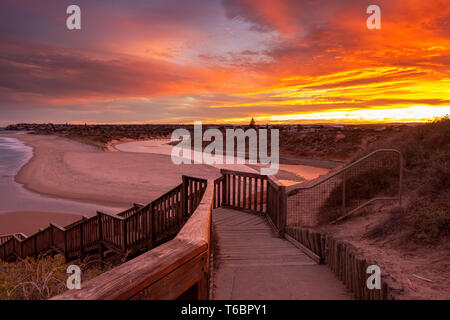 Un beau lever de Southport port noarlunga Australie du sud donnant sur l'escalier en bois et les falaises de l'océan le 30 avril 2019 Banque D'Images