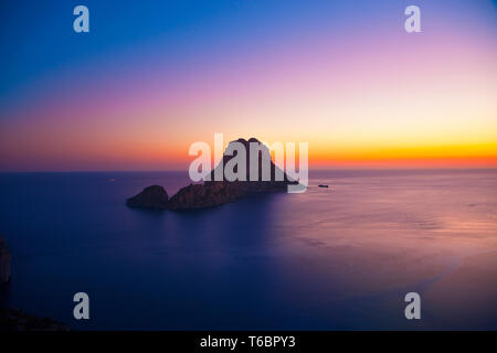 Coucher du soleil à es Vedrá. Sant Josep de sa Talaia. Ibiza. Îles Baléares. L'Espagne. Banque D'Images