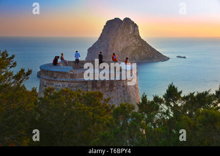 Coucher du soleil à Es Vedra. Sant Josep de sa Talaia. Ibiza. Îles Baléares. L'Espagne. Atardecer en es Vedr.‡ Sant Josep de sa Talaia. Ibiza. Islas Baleares. Banque D'Images