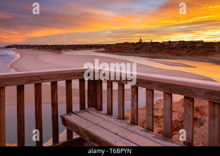 Un beau lever de Southport port noarlunga Australie du sud donnant sur l'escalier en bois et les falaises de l'océan le 30 avril 2019 Banque D'Images