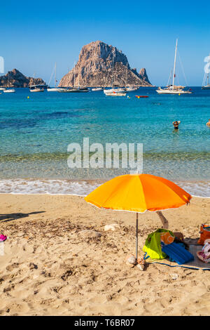 Cala Dhort Beach. Dans l'arrière-plan, l'île de Es Vedra. Sant Josep de sa Talaia. L'île d'Ibiza. Iles Baléares. Îles. Espagne Banque D'Images