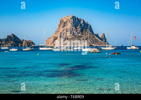 Cala Dhort Beach. Dans l'arrière-plan, l'île de Es Vedra. Sant Josep de sa Talaia. L'île d'Ibiza. Iles Baléares. Îles. Espagne Banque D'Images