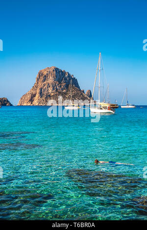 Cala Dhort Beach. Dans l'arrière-plan, l'île de Es Vedra. Sant Josep de sa Talaia. L'île d'Ibiza. Iles Baléares. Îles. Espagne Banque D'Images