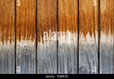 Milieux et de textures : planches en bois patiné blanc, mur extérieur de bâtiment rustique Banque D'Images