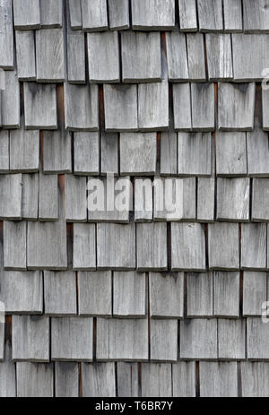 Milieux et de textures : les bardeaux, mur extérieur ou un toit de bâtiment rustique Banque D'Images