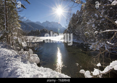 Paysage panoramique en Bavière et la rivière en hiver avec de la glace et de la neige Banque D'Images