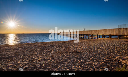 Plage coucher du soleil par une jetée de Brighton, Victoria, Australie Banque D'Images