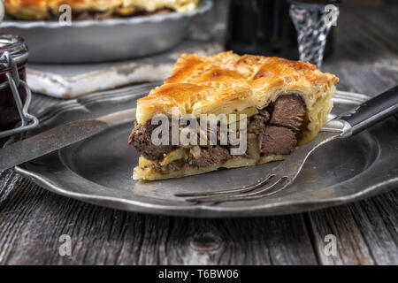 Tarte rustique Vienison avec relish de canneberges comme close-up sur une plaque Banque D'Images