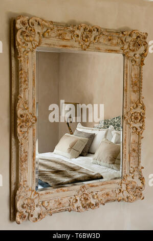 Bed reflétée dans un miroir à l'ancienne Banque D'Images