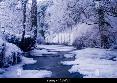 Rivière d'hiver en Irlande du Nord Banque D'Images
