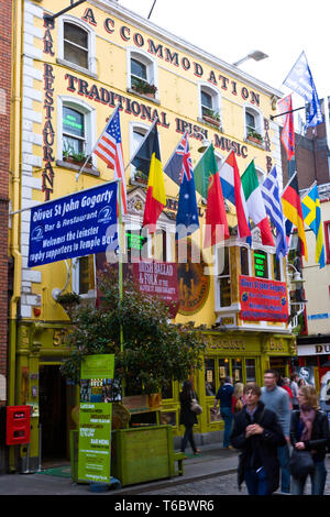 Les gens qui marchent devant Half-penny Bridge à Dublin, Irlande Banque D'Images