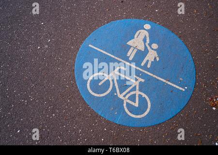 Façon pour les cyclistes et les piétons dans la ville de Magdeburg Banque D'Images