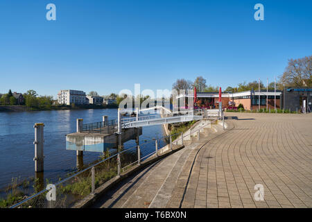 Promenade au bord de l'eau sur l'Elbe à Magdebourg Banque D'Images