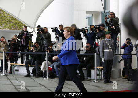 Berlin, Allemagne. Apr 29, 2019. 29.04.2019, Berlin, Allemagne, la photo montre la chancelière allemande Angela Merkel sur le tapis rouge dans la cour de la chancellerie fédérale à Berlin en avant du sommet des Balkans occidentaux. Credit : Simone Kuhlmey/Pacific Press/Alamy Live News Banque D'Images