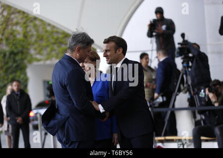 Berlin, Allemagne. Apr 29, 2019. 29.04.2019, Berlin, Allemagne, Angela Merkel et le président français, Emmanuel Macron bienvenue le le président du Conseil des ministres la Bosnie-Herzégovine, Denis Zvizdic, sur le tapis rouge dans la cour de la chancellerie fédérale à Berlin pour le sommet des Balkans de l'Ouest. Credit : Simone Kuhlmey/Pacific Press/Alamy Live News Banque D'Images