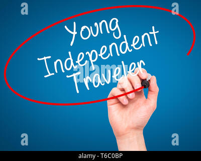 La main de l'homme jeune voyageur indépendant avec marqueur noir sur l'écran visuel Banque D'Images