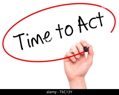 Man main écrit le temps d'agir avec marqueur noir sur l'écran visuel. Banque D'Images