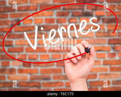 Man main écrit Viernes vendredi (en espagnol) avec marqueur noir sur l'écran visuel Banque D'Images