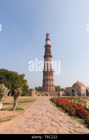 Voie de Qutub Minar avec aucune personne à New Delhi Inde Banque D'Images