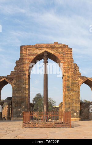 Pilier de fer de Qutub Minar avec aucune personne à New Delhi Inde Banque D'Images