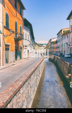 Rue avec un canal et de belles façades de maisons de la petite ville de Lucques en Toscane Banque D'Images