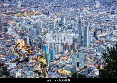 L'Amérique du Sud, Colombie, Bogota, élevée sur le centre-ville montrant les bâtiments illuminés Banque D'Images